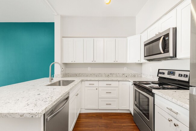 Building Photo - 2 Bedroom 2 Bath Townhouse 2 Car Garage S ...