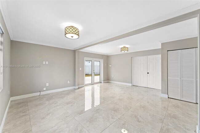 Building Photo - 810 E 9th Pl