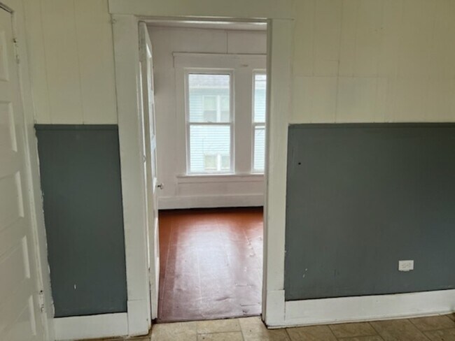 Building Photo - 719 E 127th St