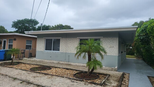 Foto del edificio - 1528 NE 32nd St