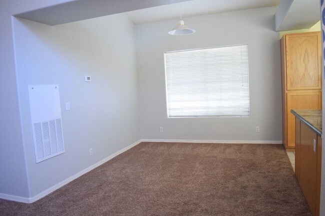 Building Photo - Great 1 bedroom condo with garage