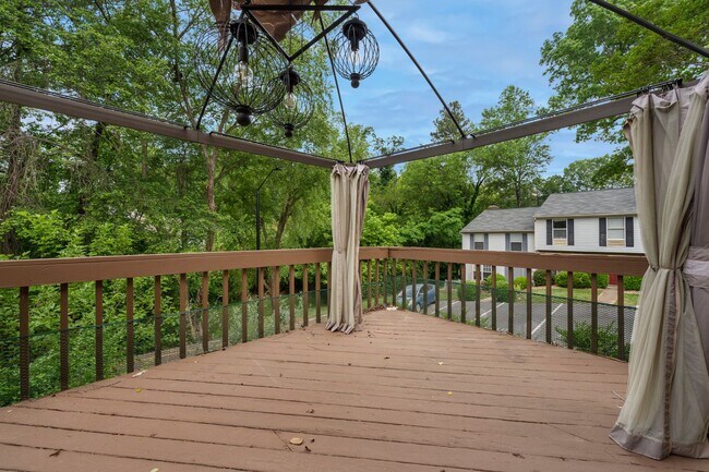 Foto del edificio - Gorgeous 4Bed/3.5Bath Townhome Minutes to ...