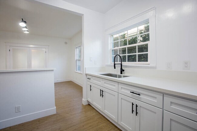 Building Photo - 1934 New England St