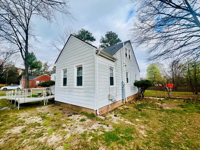 Foto del edificio - Renovated 3 bdrm/1.5 bath Home with Bonus Room and Dressing Room Located Near Hopkins Rd.