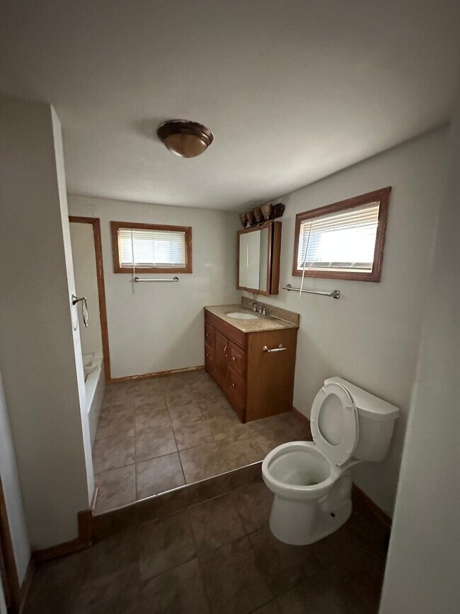 Foto del edificio - **Coming Soon!** Spacious Home with Large Patio, Huge Kitchen & Convenient Location!