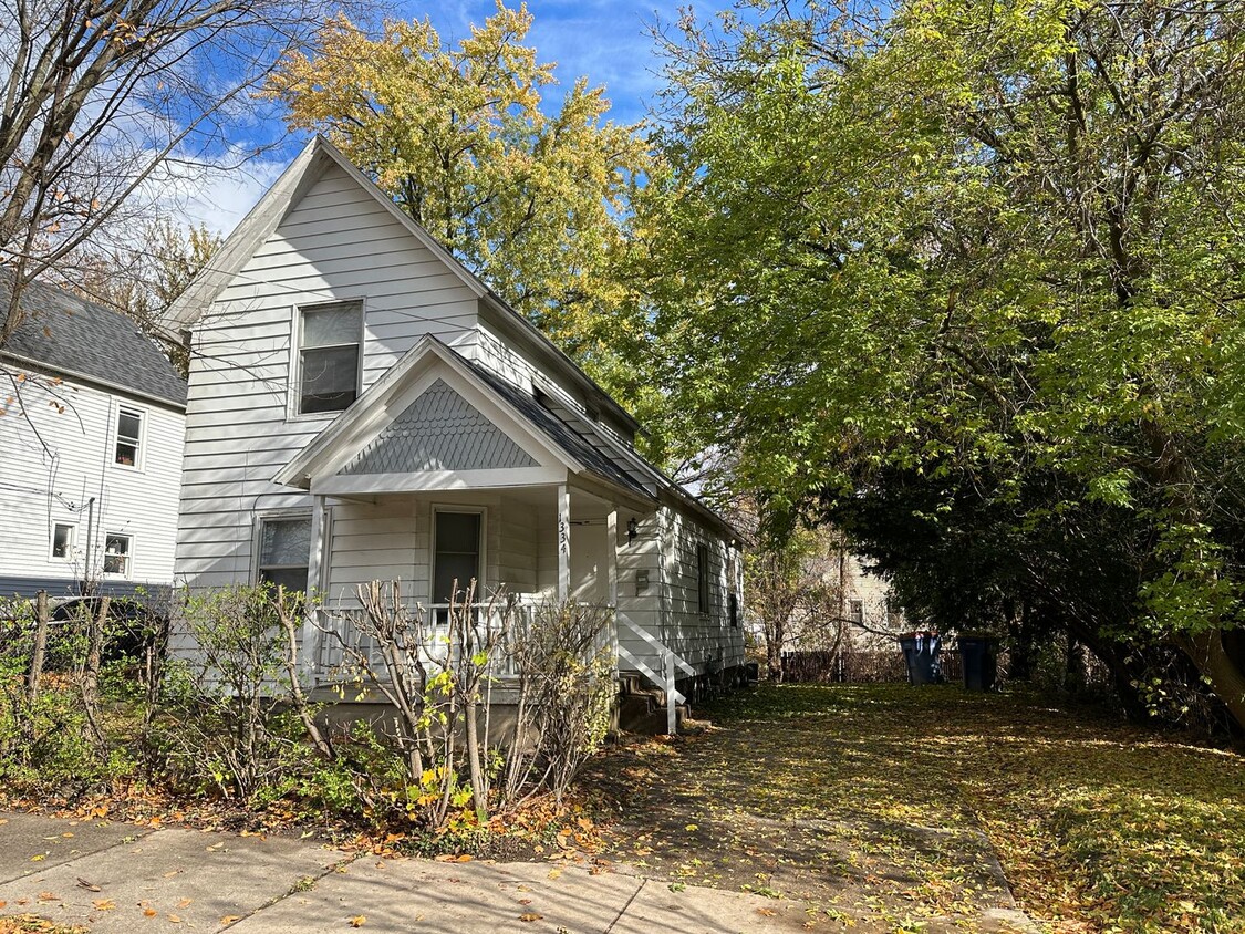 Primary Photo - 1334 Carman St NE - Water Included, Cresto...