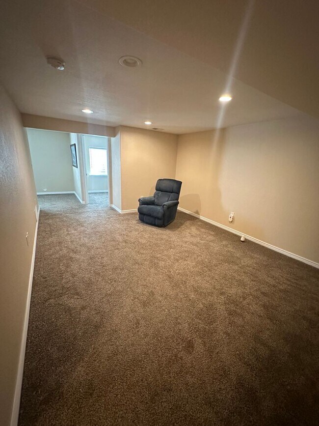 Foto del edificio - LONG REALTY AND PROPERTY MANAGEMENT- Basement for rent 2BED 1BATH IN HIGHLANDS RANCH