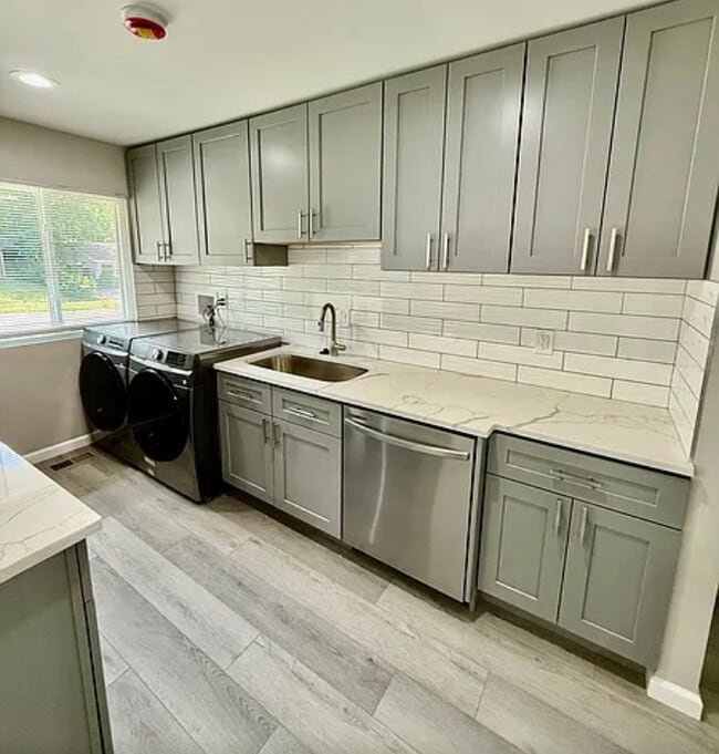 Building Photo - 9677 Cedarhurst Dr