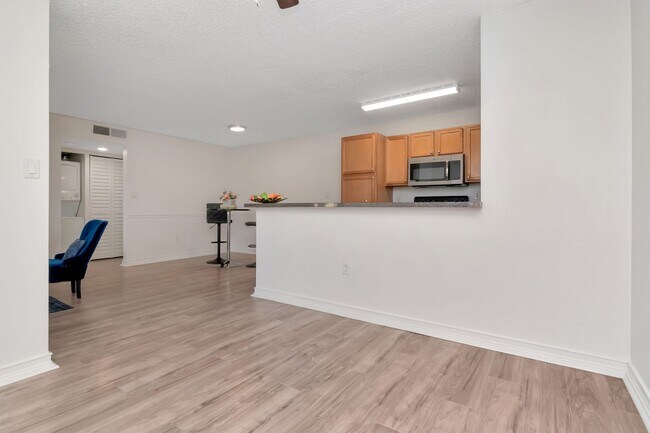 Foto del edificio - Ground Floor 1 BR + Den in Brandon with Resort Amenities