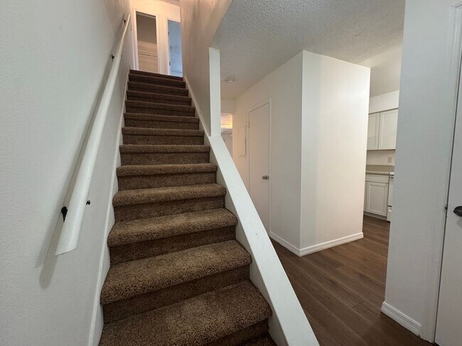 Building Photo - 221 S Cypress Way
