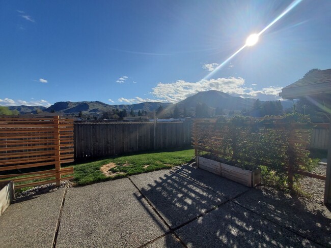 Building Photo - Large 5 Bedroom Available & Half Off The F...