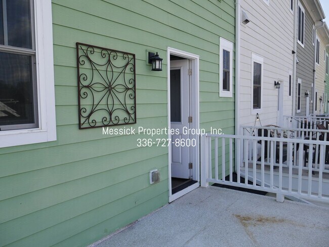 Foto del edificio - Old Salem Area!  Walk to Restaurants/Shops...