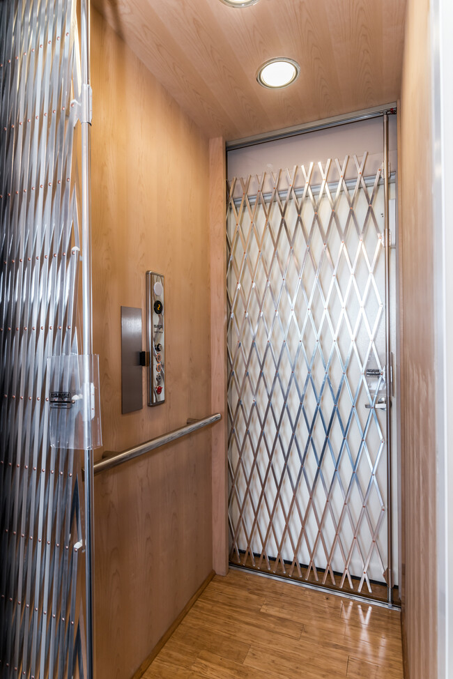 Elevator - 612 Hull Street Rd