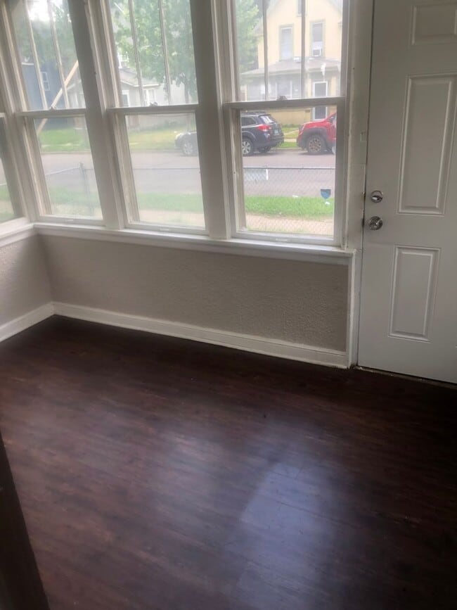 Building Photo - 3 Bedroom, 1 Bath House Available with Private Yard