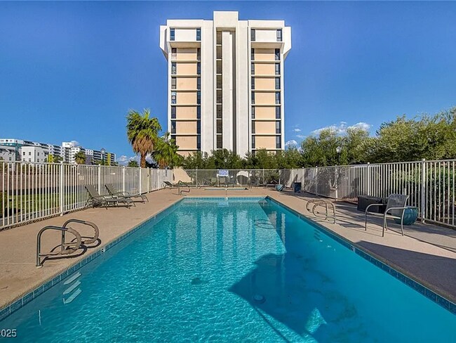 Foto del edificio - Enjoy resort-style living in this 2 Bed 2 Bath Condo with Stunning Strip Views in the Wimbledon C...
