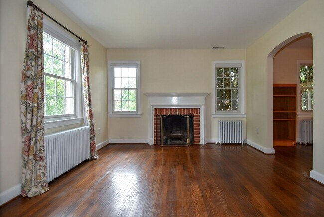 Building Photo - 8205 Meadowbrook Ln
