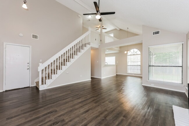 Building Photo - 6209 Mercedes Dr