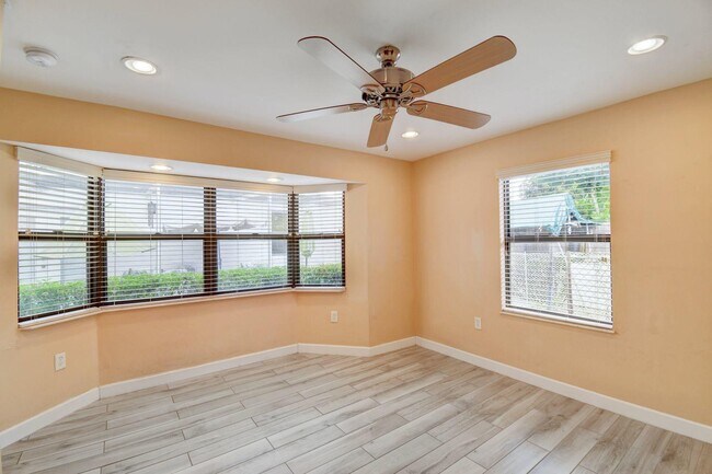 Building Photo - 1316 Date Palm Dr