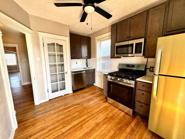 Foto del edificio - 4930 Tholozan Ave