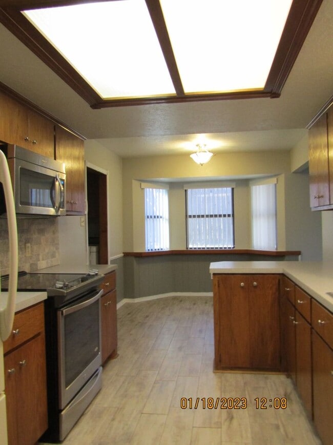 Building Photo - Great Home Located on the Eastside/Sungate...