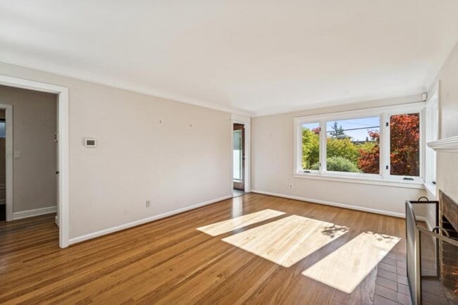 Foto del edificio - 3 bedroom in Seattle WA 98117