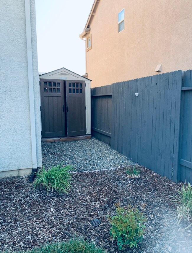 Building Photo - 5620 Bloom Dr