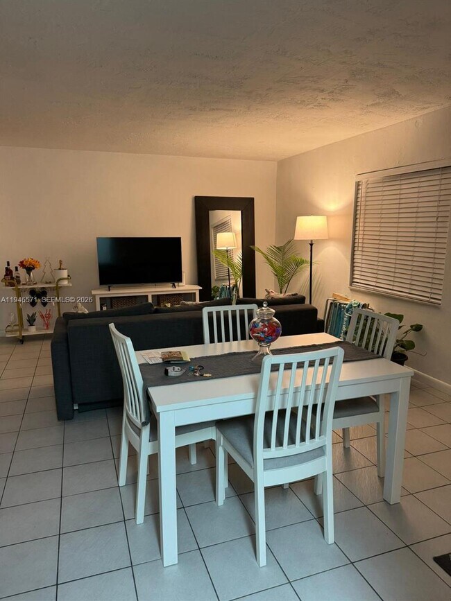 Building Photo - 130 Mendoza Ave