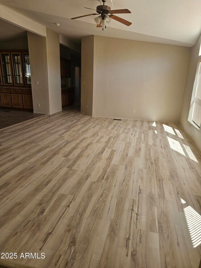 Foto del edificio - 337 W Oak St