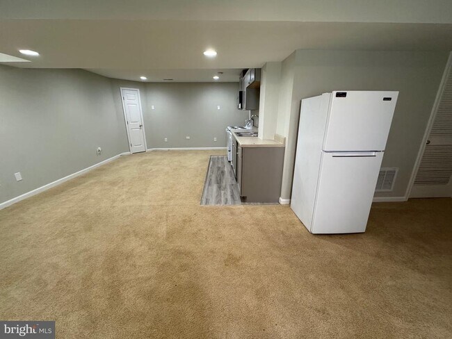 Building Photo - 29 Newbury Dr