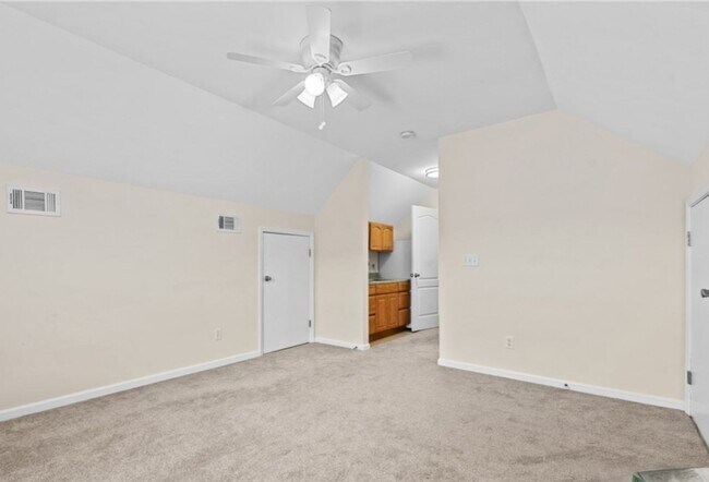 Foto del edificio - Spacious 4BR Home w/ Private Upstairs Suite in Southside Savannah