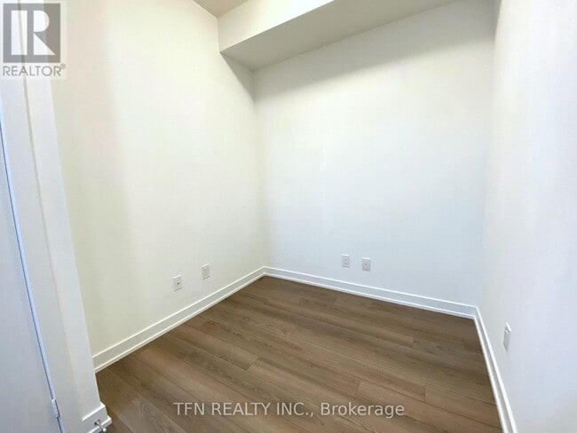 Photo du bâtiment - 1603-1603 Eglinton Ave W