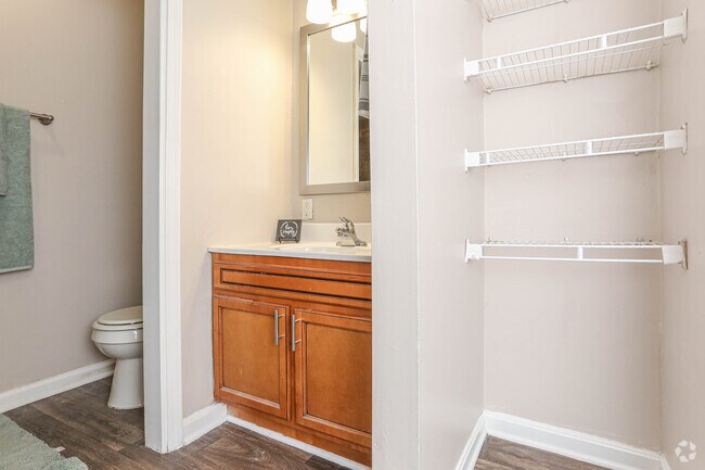 2BR, 2BA - 1,000 SF - Bathroom - Newberry Parc
