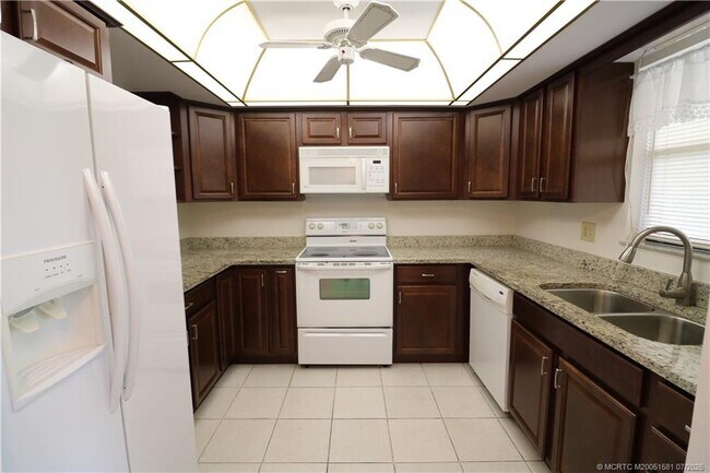 Foto del edificio - 241 SW South River Dr