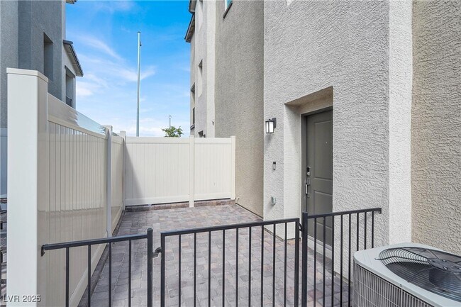 Foto del edificio - 2662 Champagne Gold Ave
