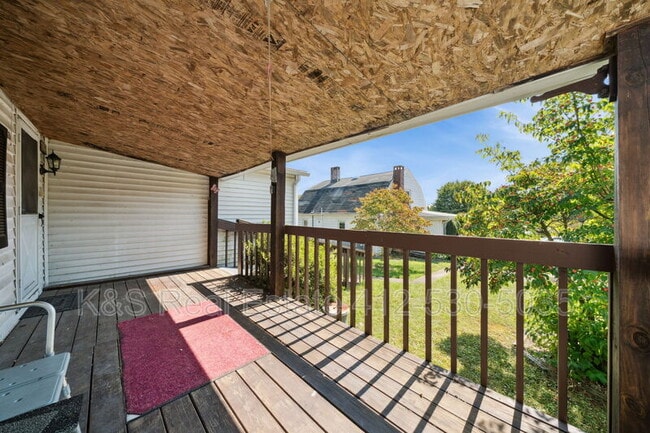 Building Photo - 413 Main St