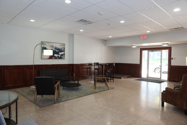 Building Photo - Downtown Studio / Home Office / All Bills ...