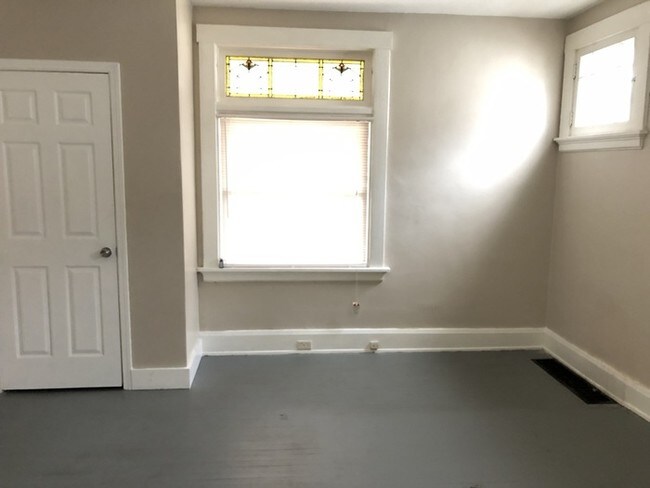 Building Photo - Affordable 1st floor unit in 2 family