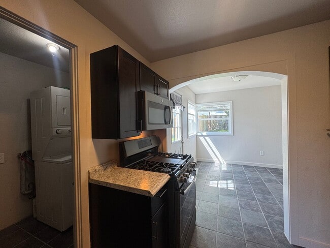 Building Photo - 3 Bedroom In East Tacoma!