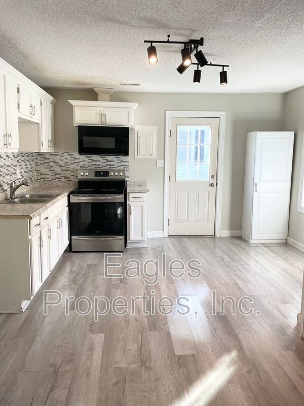 Building Photo - 108 Head St