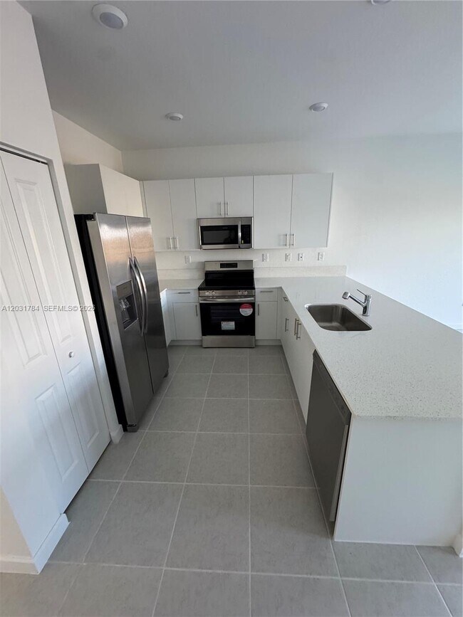 Foto del edificio - $2,400 2655 SE 28