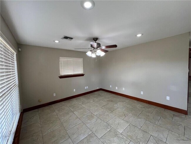 Foto del edificio - 3508 Decomine St