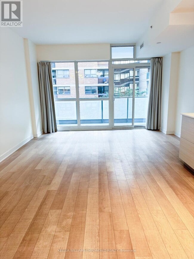 Building Photo - 210 Simcoe St