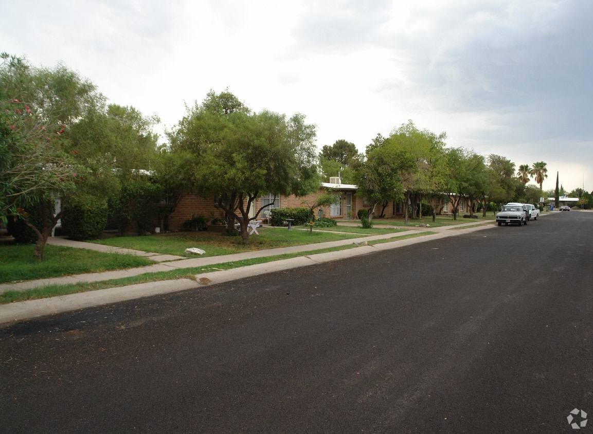 Primary Photo - 3711-3773 N Tuttle Ave