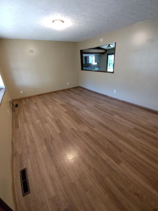 Foto del edificio - Beautiful 3 bedroom 1.5 bath with a 2 car garage