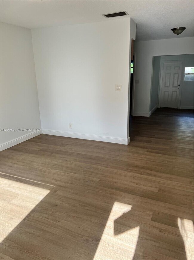 Foto del edificio - 2124  Garfield St  2124 Hollywood Fl 33020