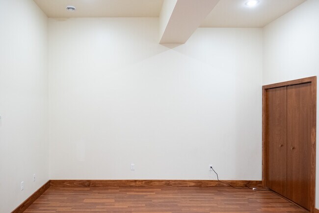 Foto del edificio - 418 Shelden Ave