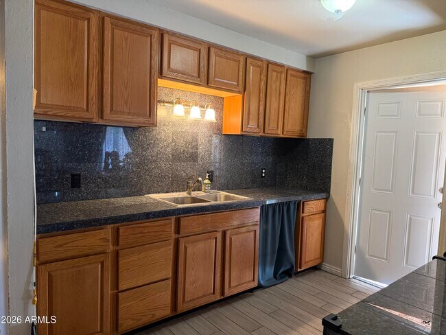 Foto del edificio - 6943 E Latham St