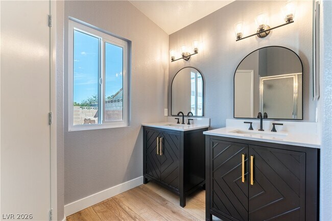 Building Photo - 5470 Chela Dr