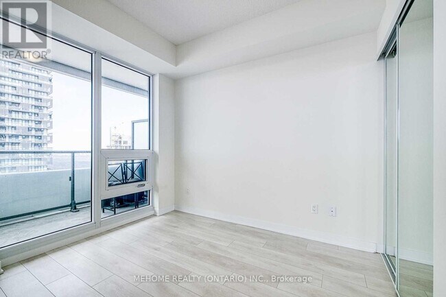 Building Photo - 2221-2221 Yonge St