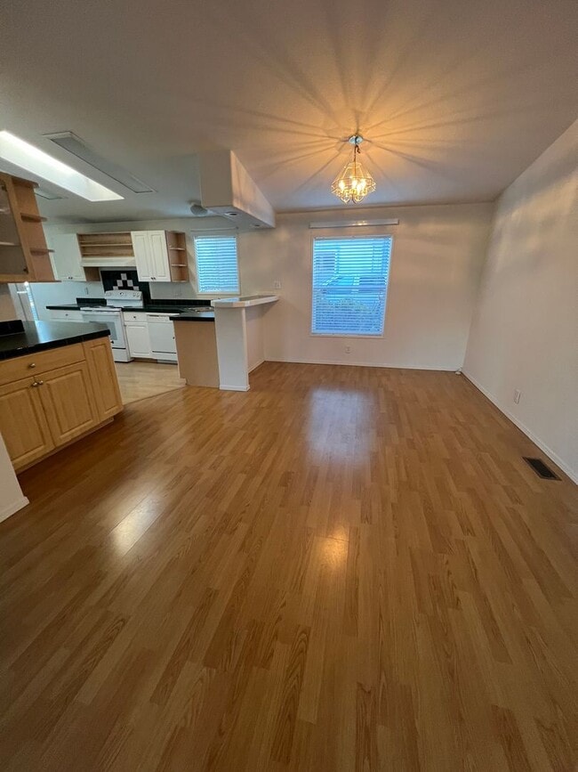 Building Photo - Beautiful 3 bedroom 2 bath home with a large carport in Bandon, OR.